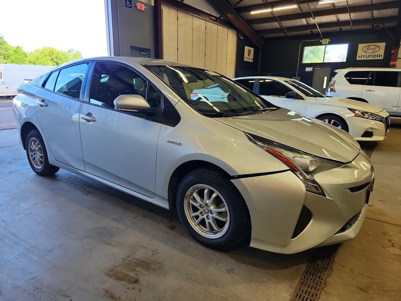 2017 Toyota Prius Two - Фото 4