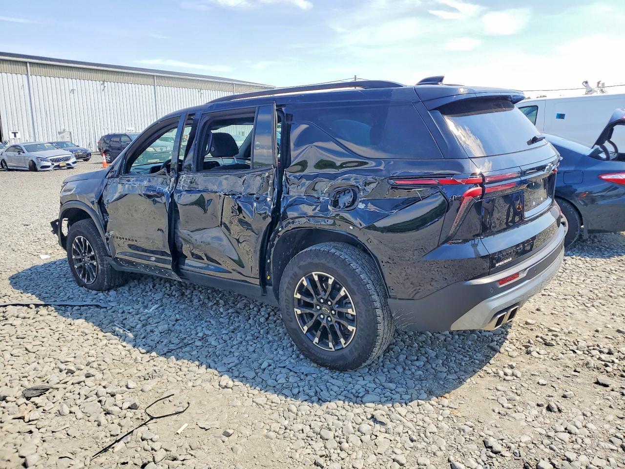 2024 Chevrolet Traverse Lt Z71 - Image 2