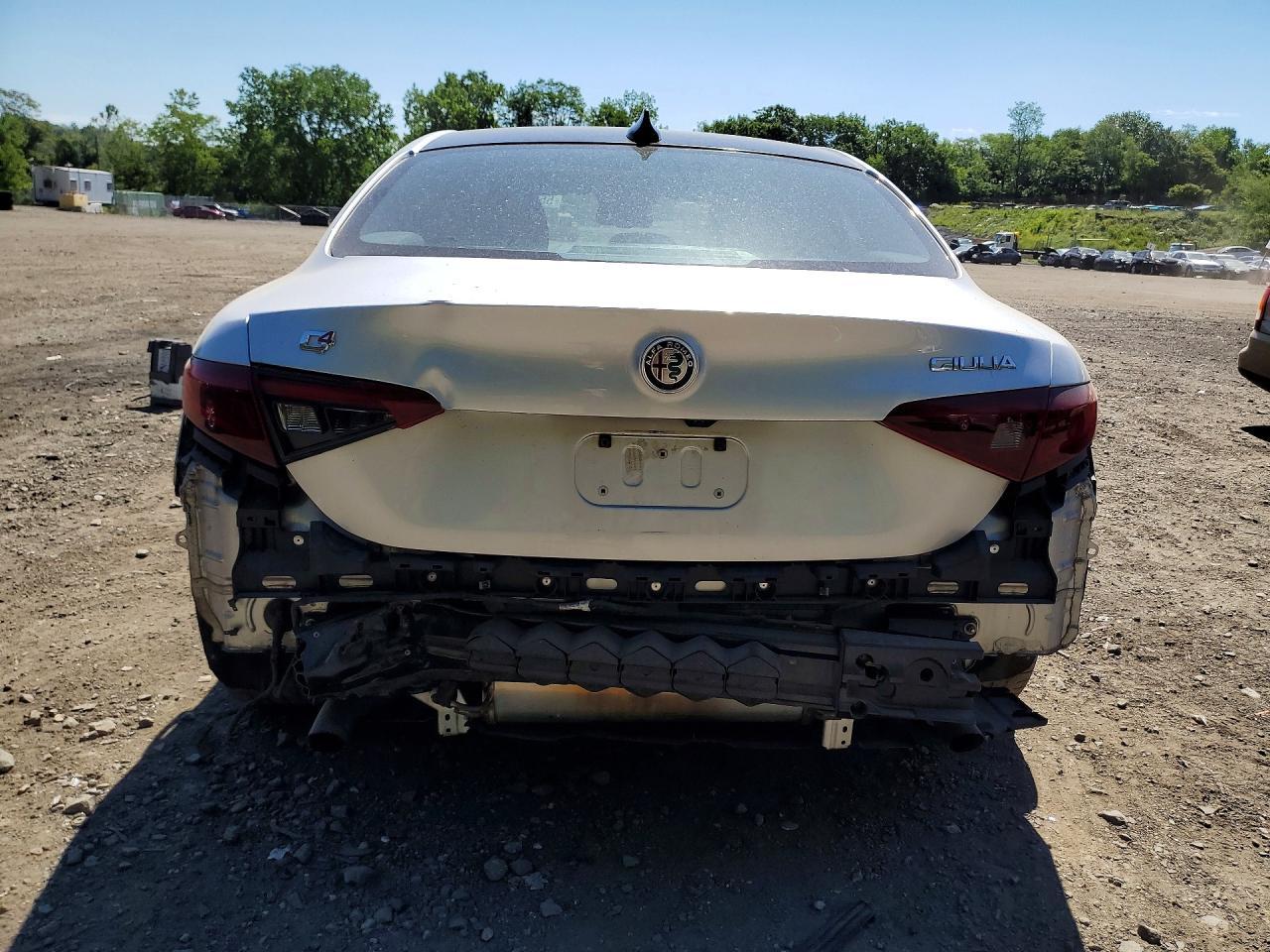 2019 Alfa Romeo Giulia - Image 6
