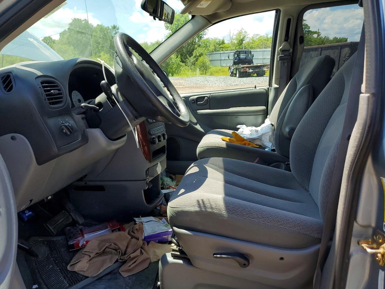 2006 Chrysler Town & Country - Image 7