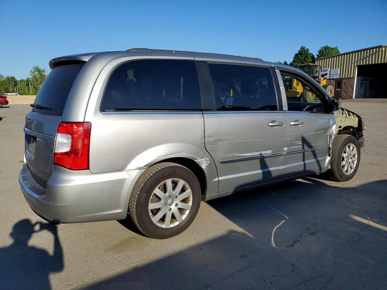2016 Chrysler Town & Country Touring - Image 3