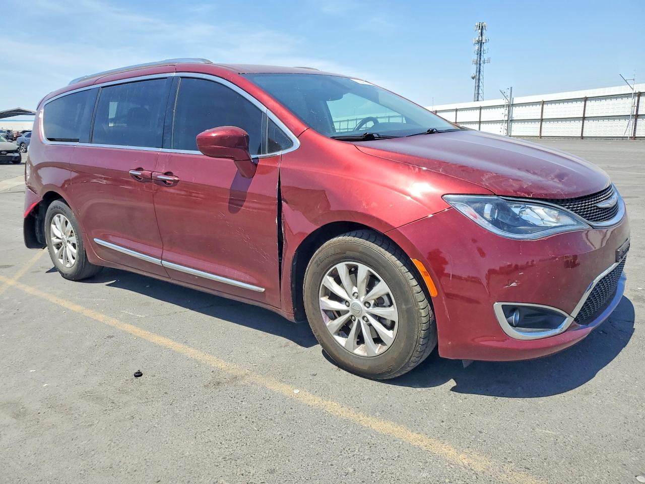 2018 Chrysler Pacifica Touring L - Image 4
