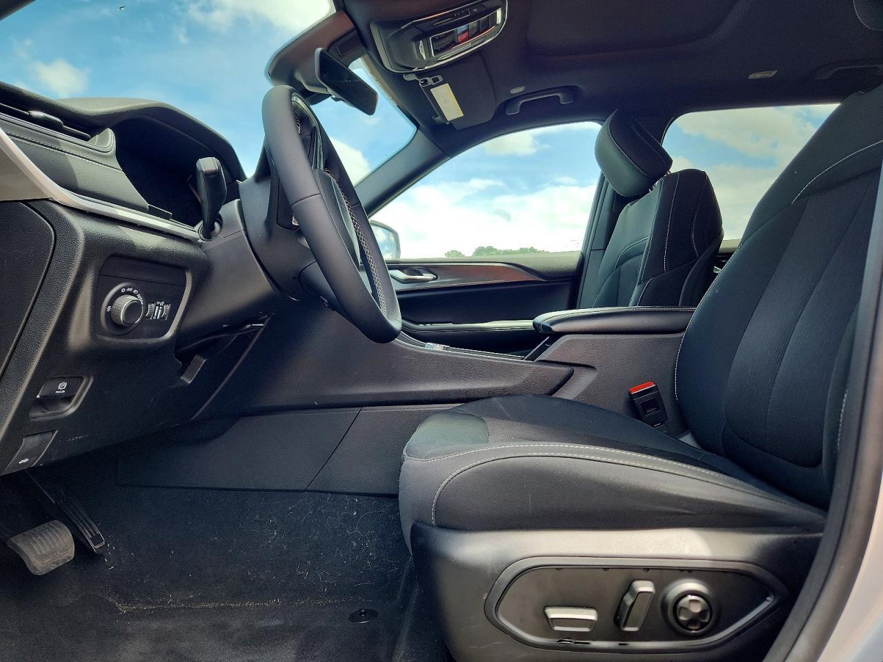 2025 Jeep Grand Cherokee L Laredo - Image 7