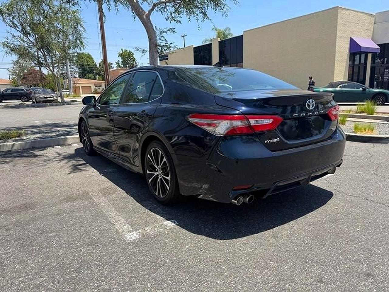 2020 Toyota Camry Hybrid Se - Image 3