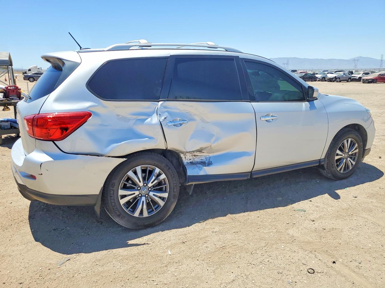 2017 Nissan Pathfinder S - Image 3