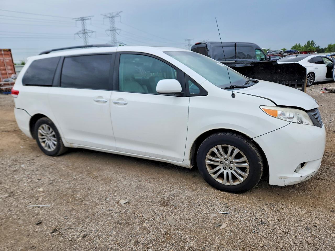 2013 Toyota Sienna Xle 8-Passenger - Фото 4