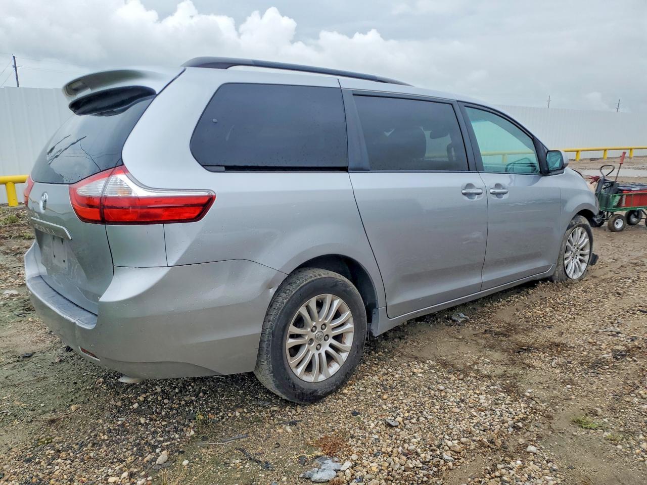 2015 Toyota Sienna Xle 8-Passenger - Image 3