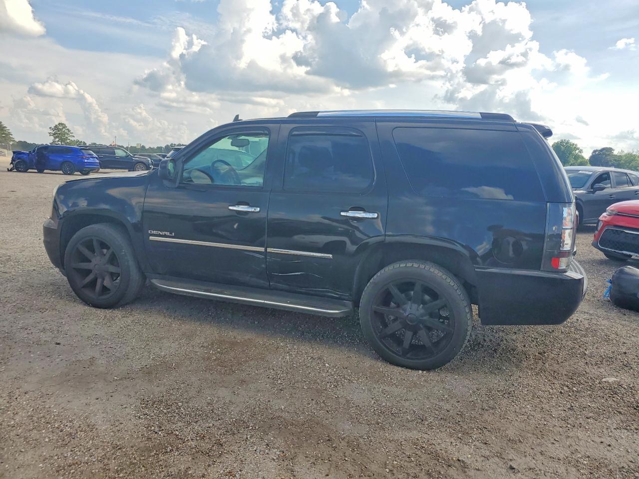2010 GMC Yukon Denali - Image 2