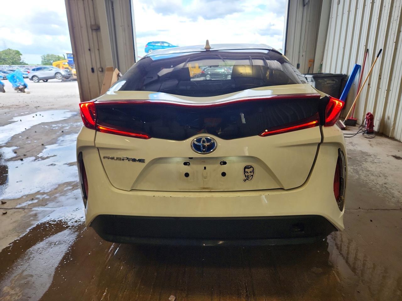 2022 Toyota Prius Prime Le - Image 6