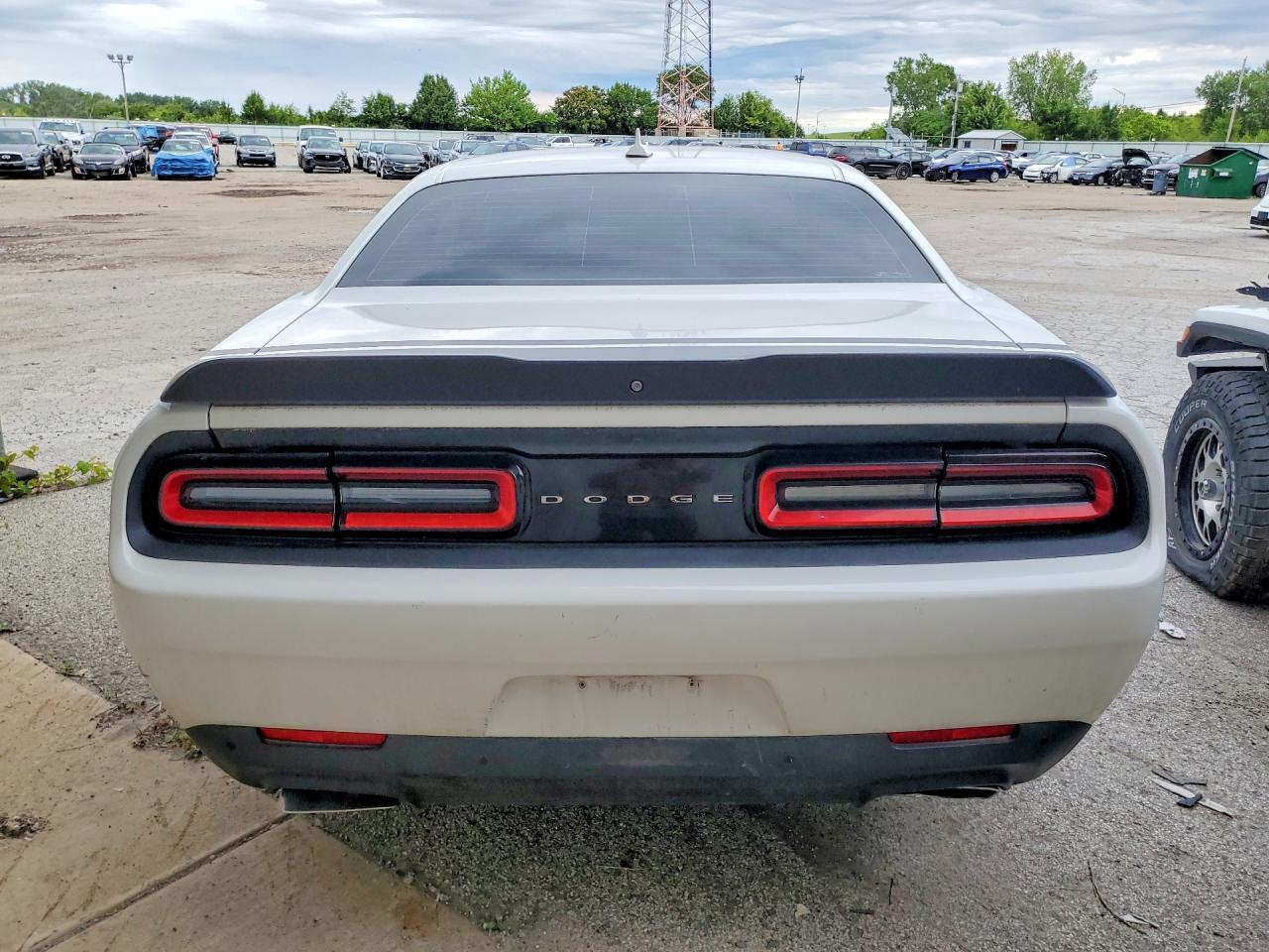 2016 Dodge Challenger R - Image 6