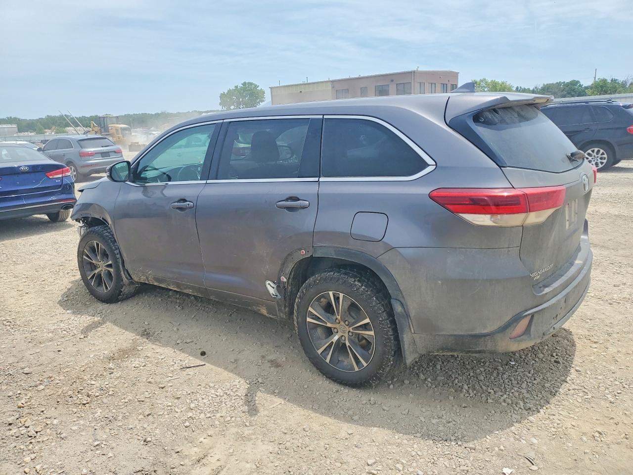2018 Toyota Highlander Le Plus - Image 2