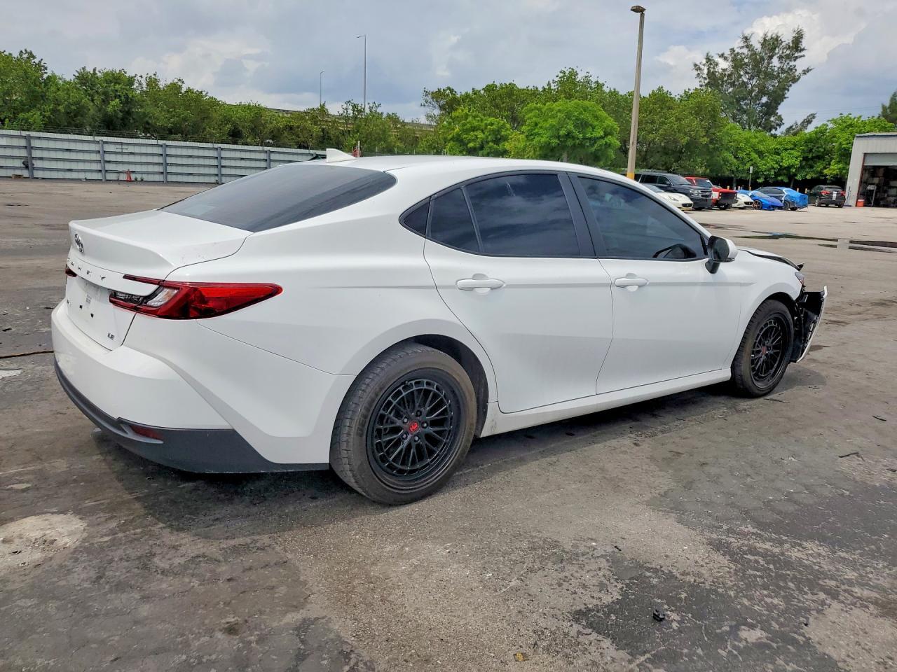 2025 Toyota Camry Le - Фото 3