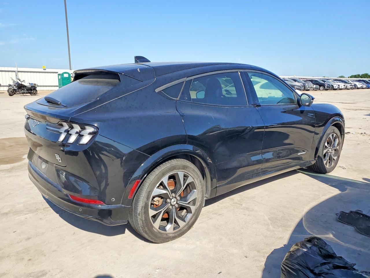 2021 Ford Mustang Mach-E Premium - Фото 3