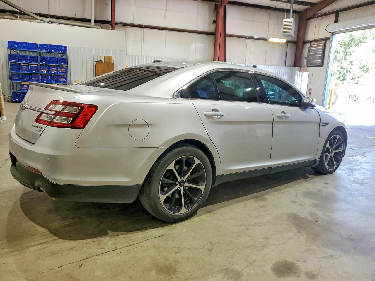 2015 Ford Taurus Limited - Image 3