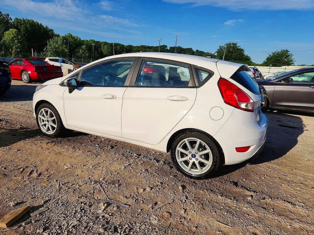 2015 Ford Fiesta Se - Фото 2