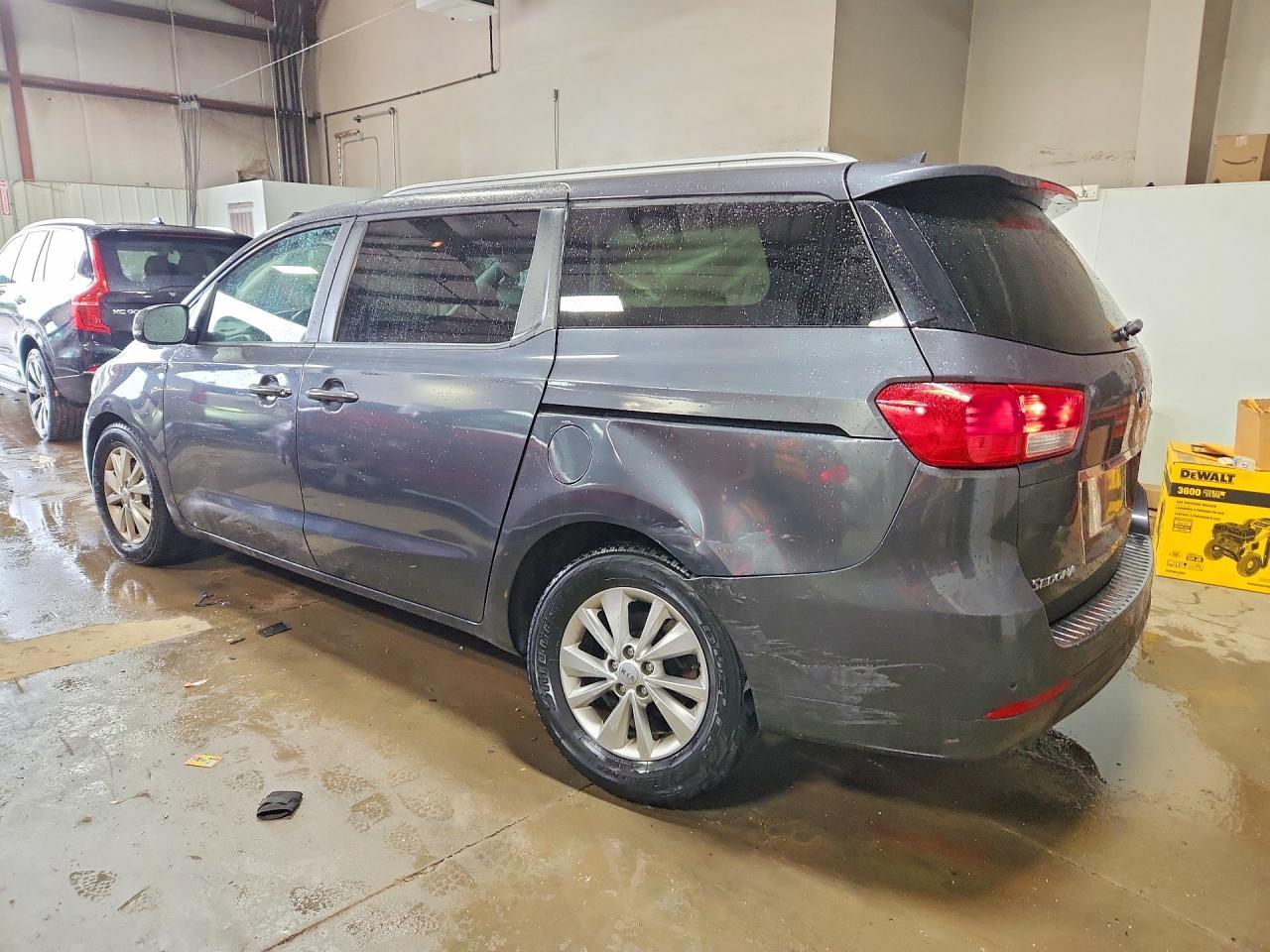 2017 Kia Sedona Lx - Фото 2