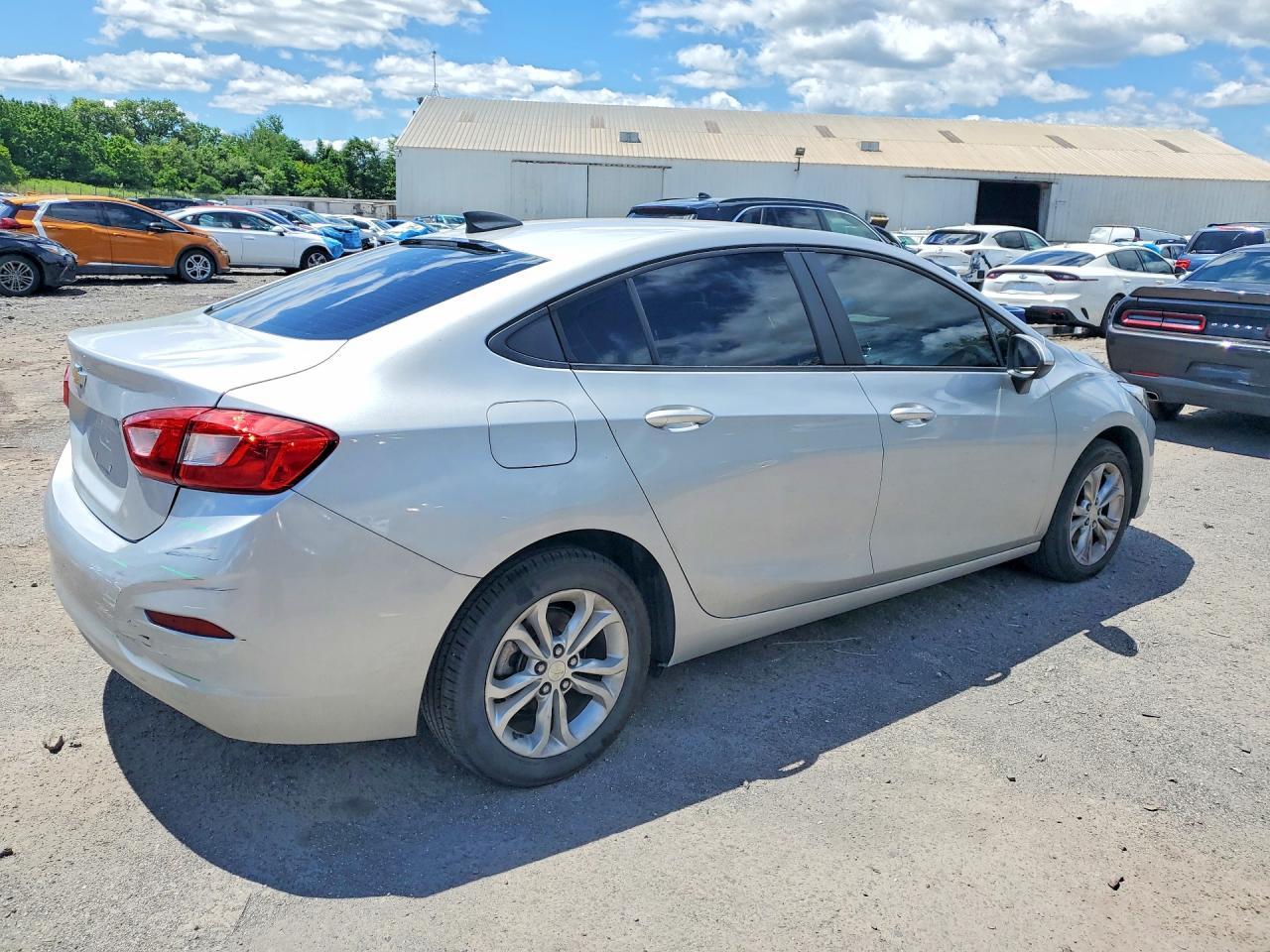 2019 Chevrolet Cruze Ls - Фото 3