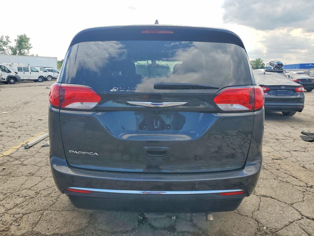2018 Chrysler Pacifica Touring L - Image 6