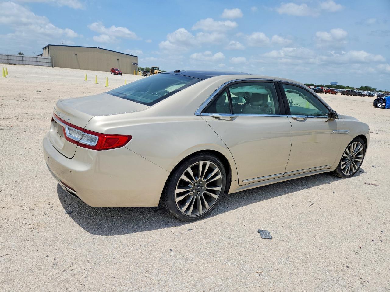 2017 Lincoln Continental Select - Image 3