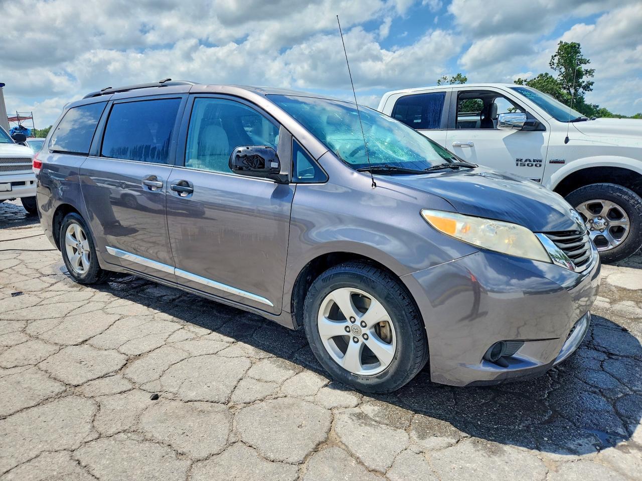 2012 Toyota Sienna Le - Image 4