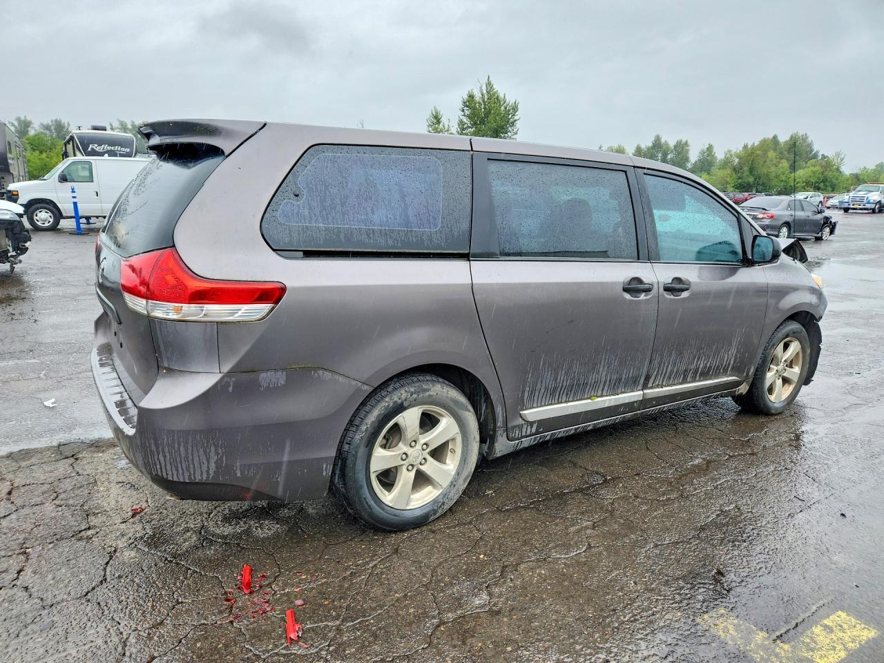 2012 Toyota Sienna Base 7-Passenger - Фото 3
