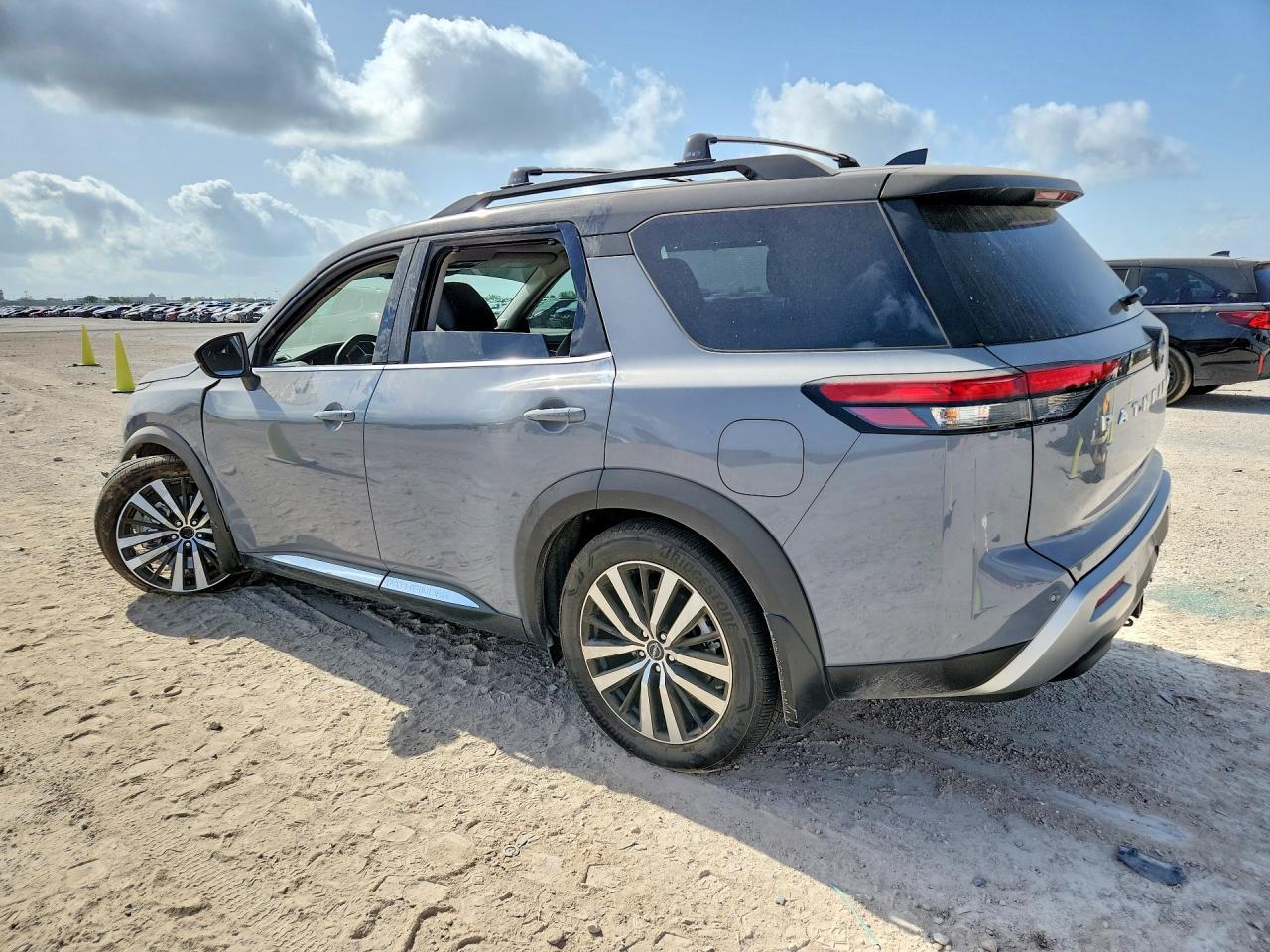 2025 Nissan Pathfinder Platinum - Image 2