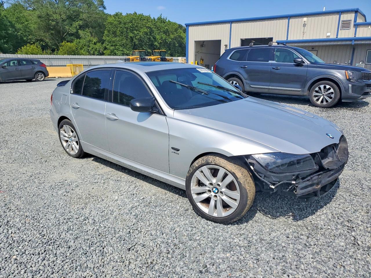 2010 BMW 335 Xi - Image 4