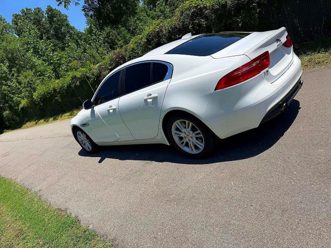 2018 Jaguar Xe Premium - Фото 3