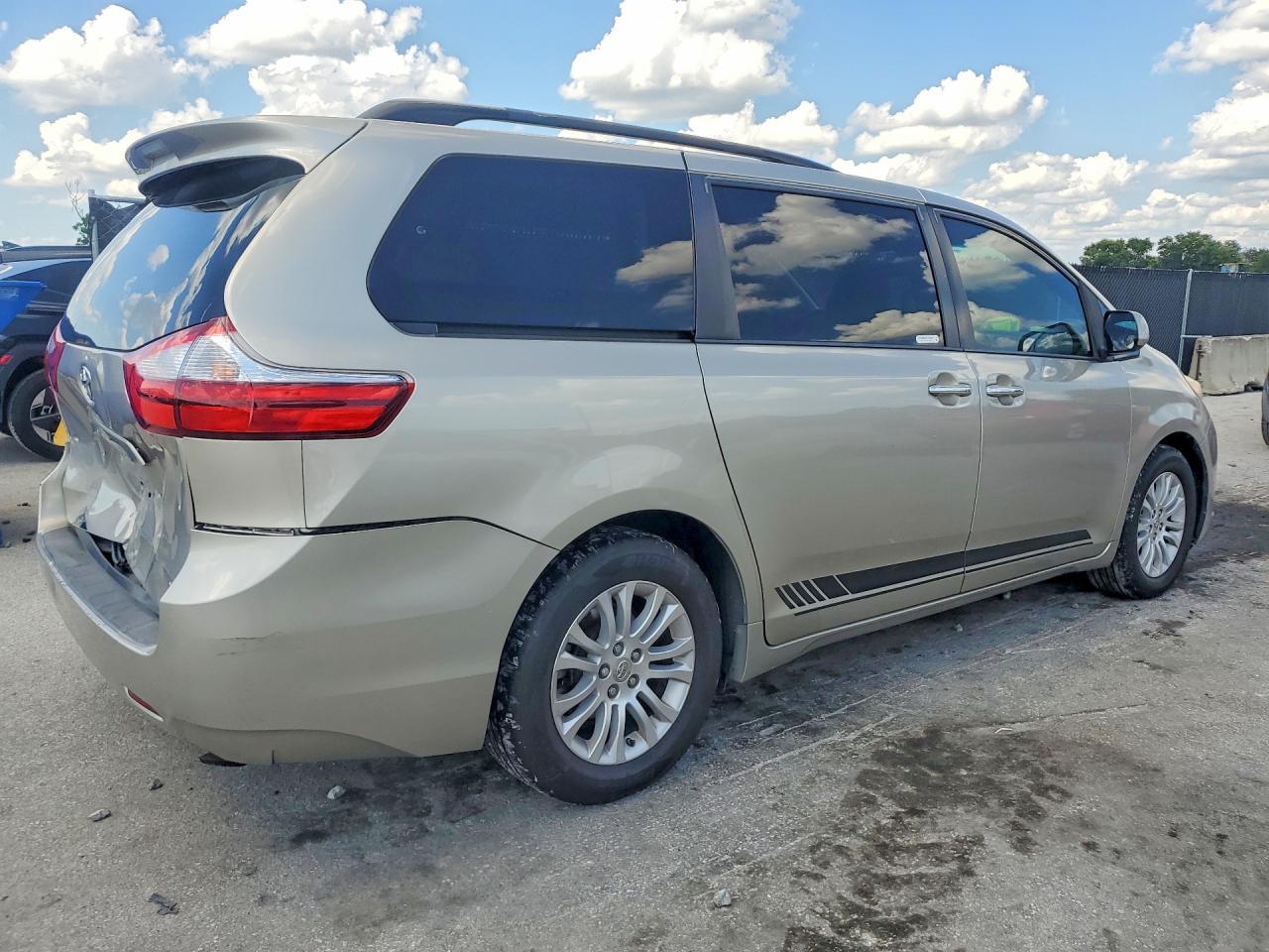 2015 Toyota Sienna Xle 8-Passenger - Image 3