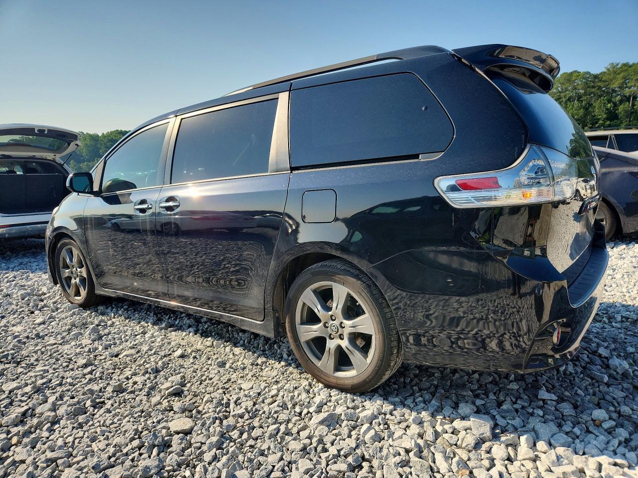 2018 Toyota Sienna Se Premium 8-Passenger - Image 2