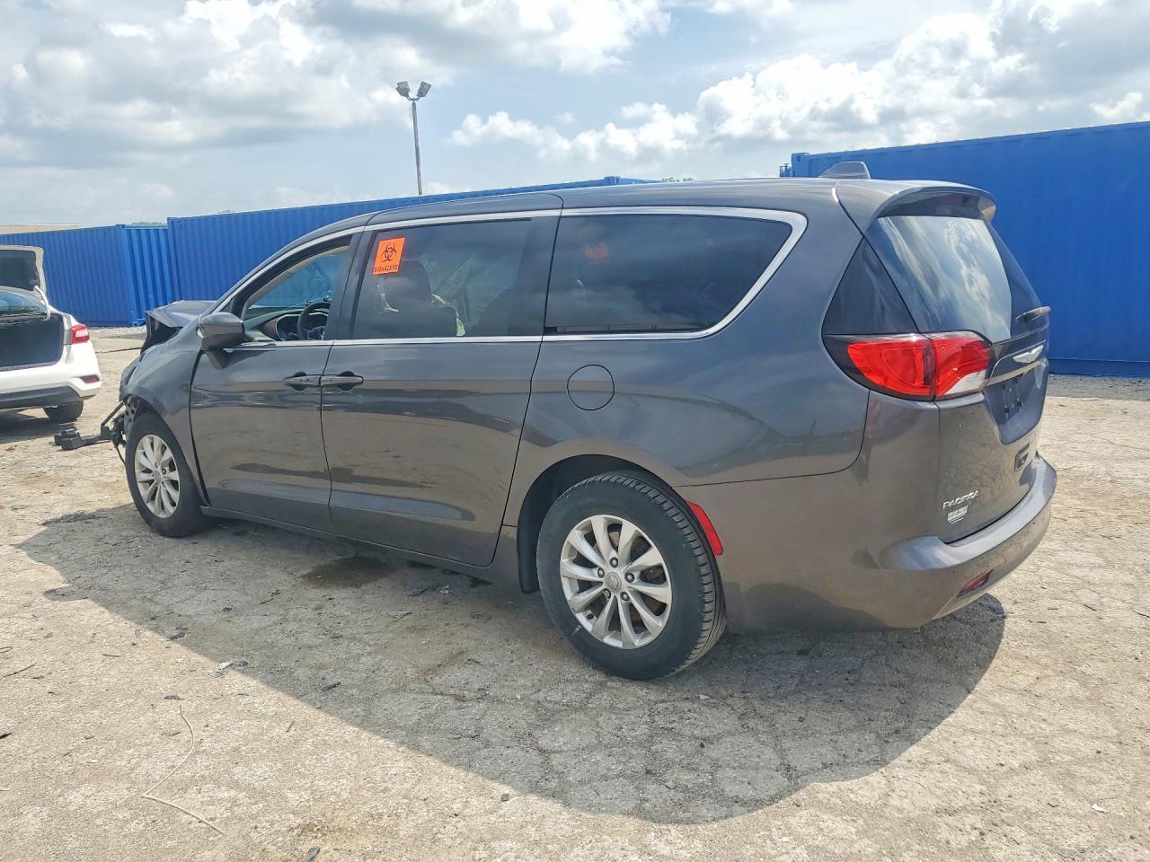 2017 Chrysler Pacifica Touring - Фото 2