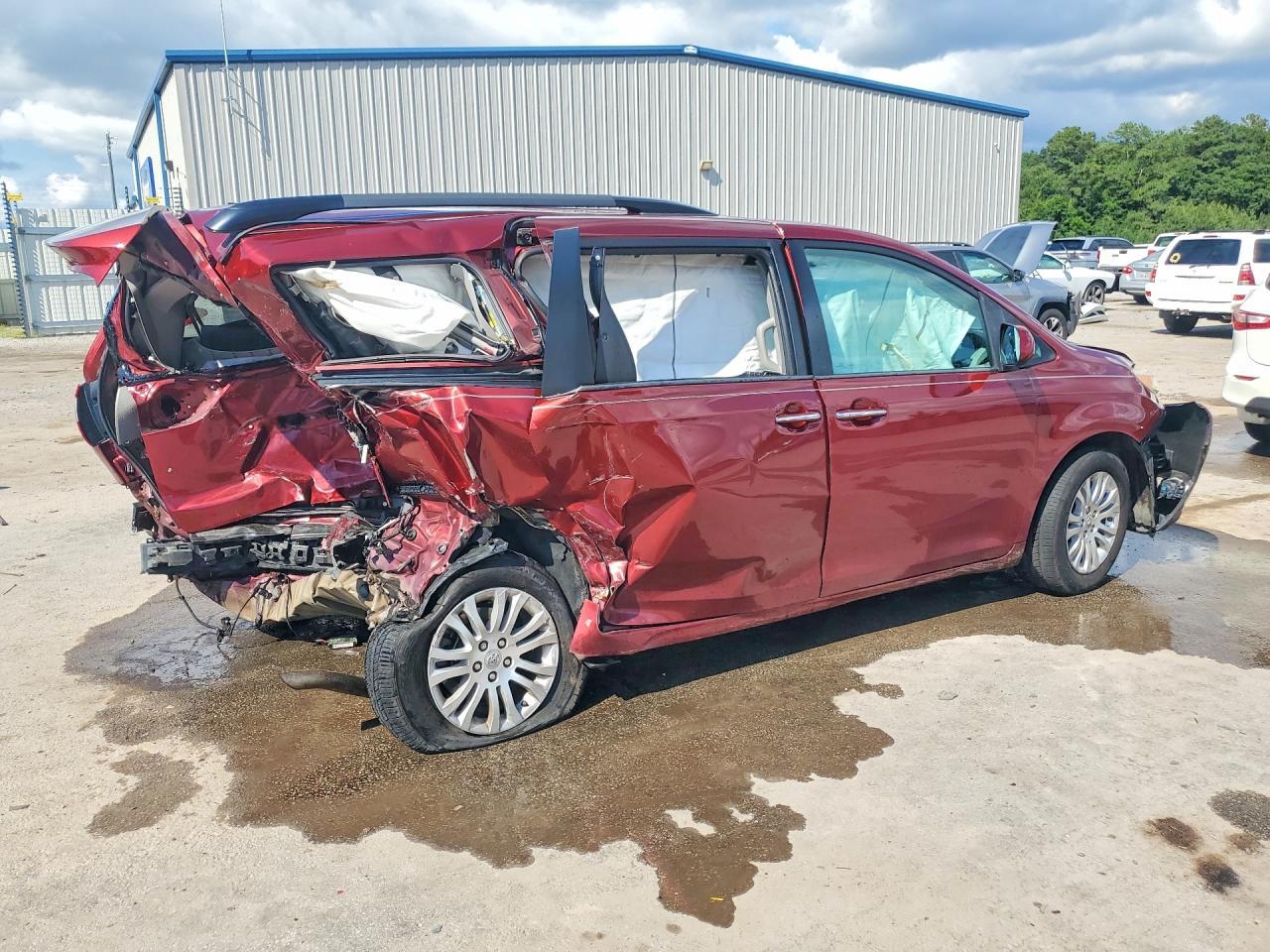 2017 Toyota Sienna Xle Premium 8-Passenger - Фото 3