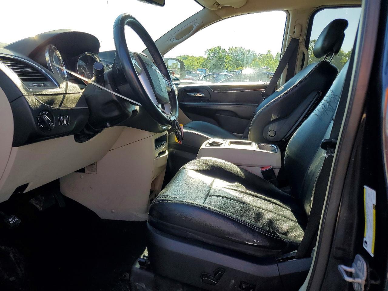 2014 Chrysler Town & Country Touring - Image 7