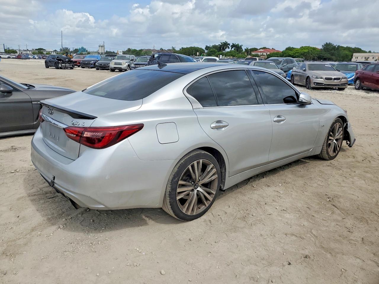 2018 Infiniti Q50 3.0T Luxe - Фото 3