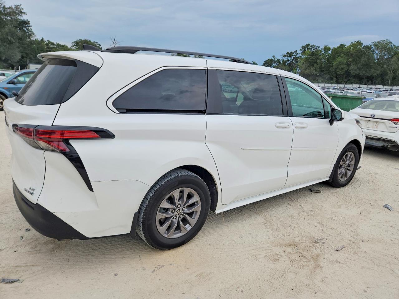 2022 Toyota Sienna Le - Image 3