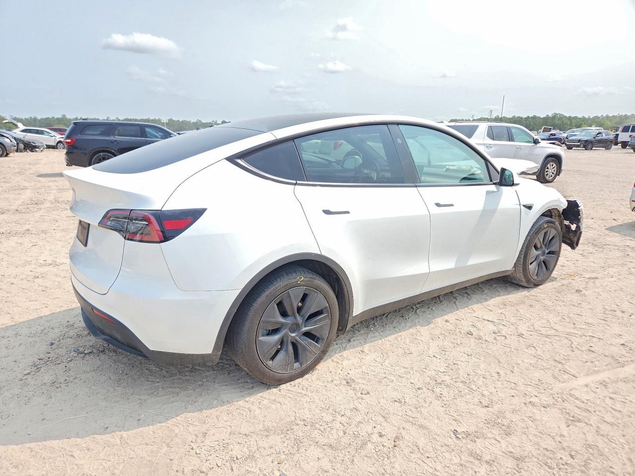 2025 Tesla Model Y - Фото 3