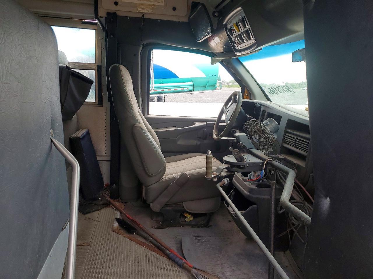 2009 Chevrolet Express Cu - School Bus - Image 5