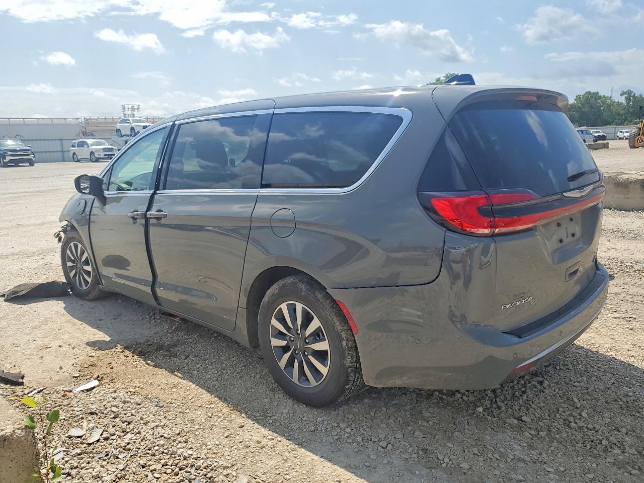2023 Chrysler Pacifica Hybrid Touring L - Фото 2