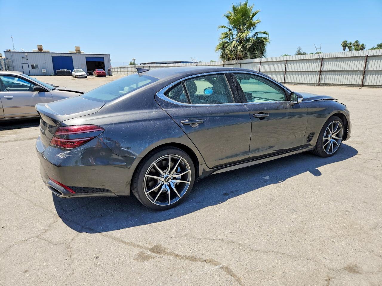 2025 Genesis G70 2.5T Standard - Image 3