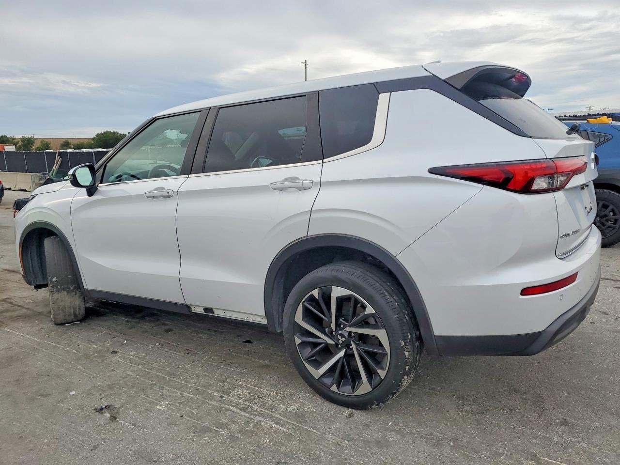 2022 Mitsubishi Outlander Es - Фото 2