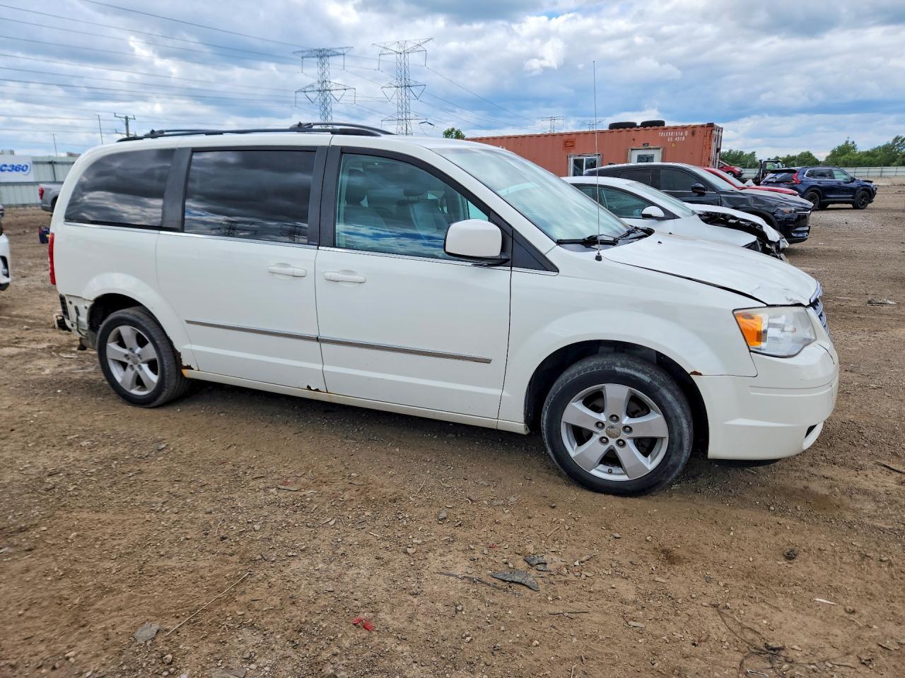 2010 Chrysler Town-Country - Фото 4