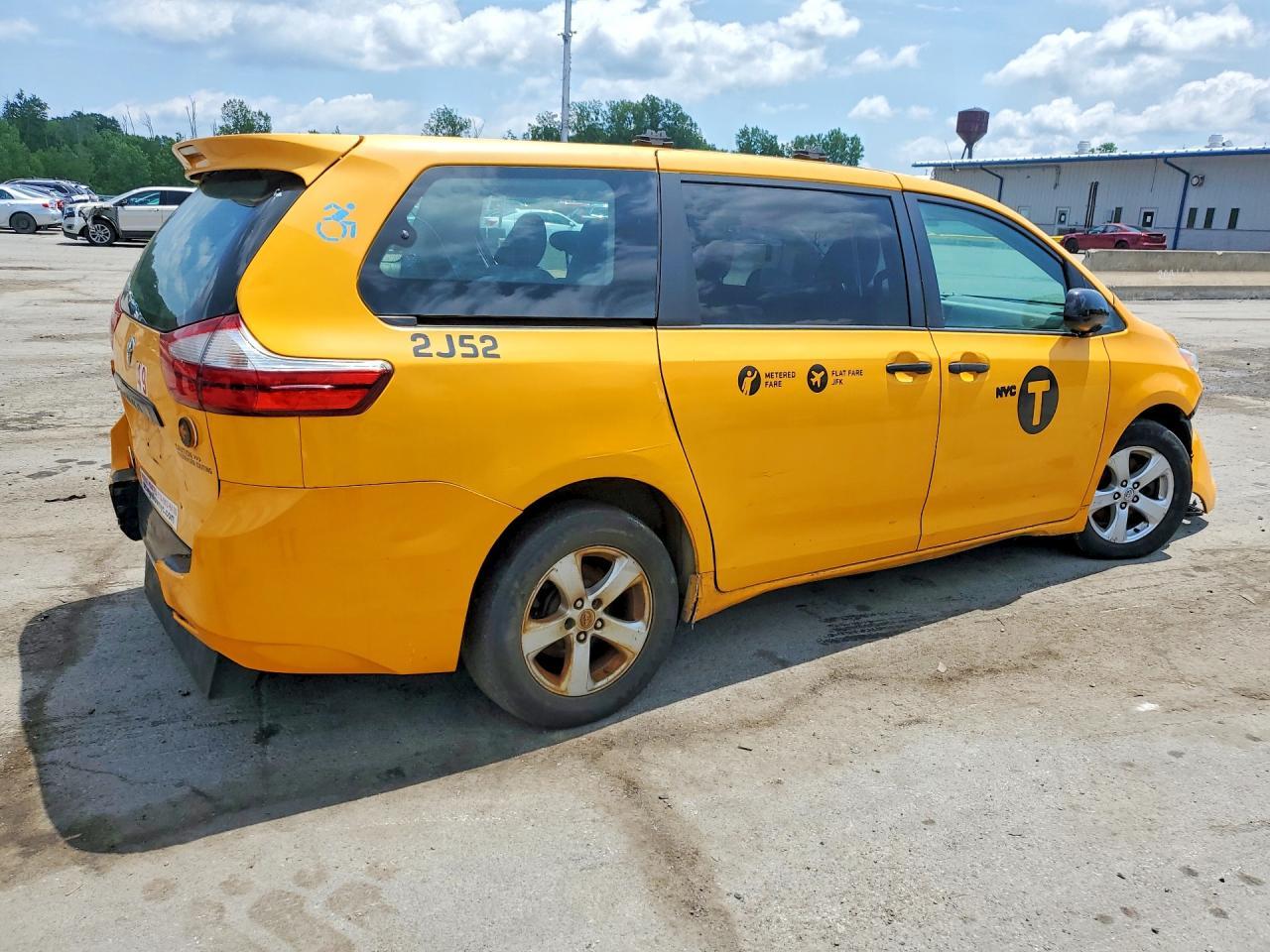 2017 Toyota Sienna L 7-Passenger - Фото 3