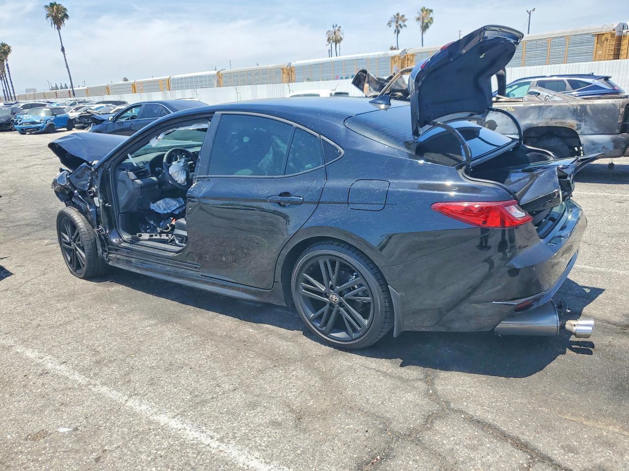 2026 Toyota Camry Nightshade - Фото 2
