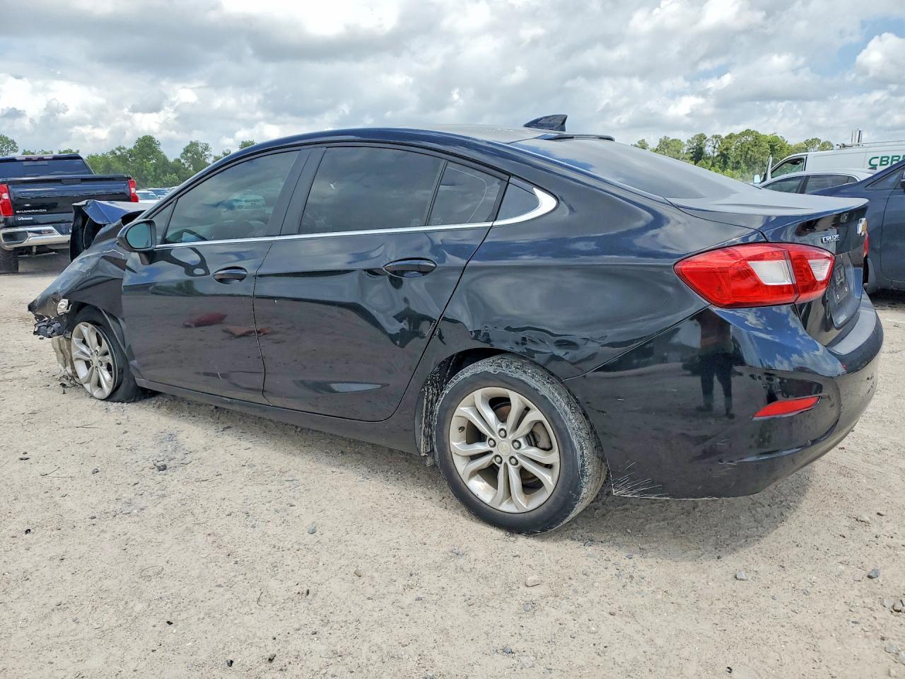 2019 Chevrolet Cruze Lt - Image 2