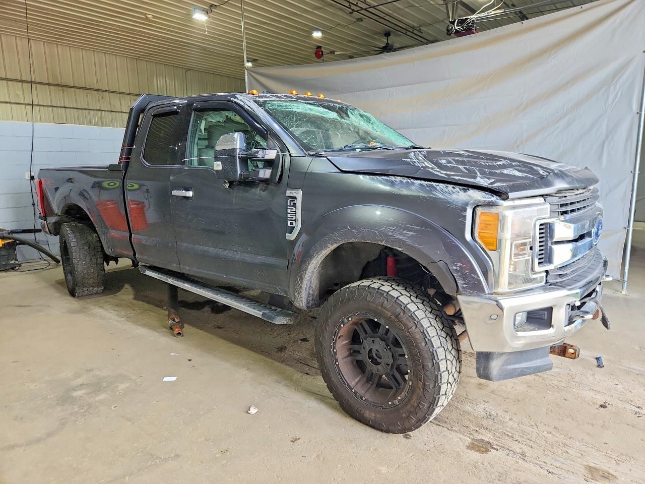 2017 Ford F250 Super Duty - Image 4