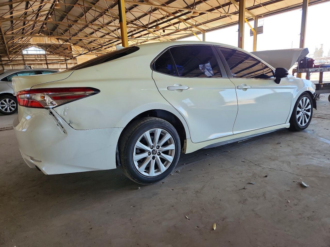 2020 Toyota Camry Le - Фото 3