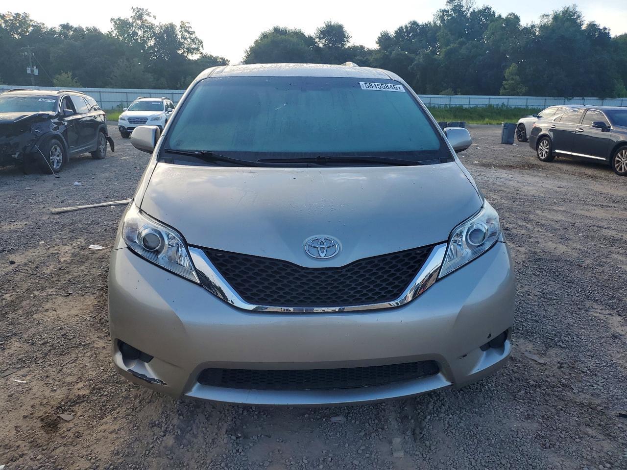 2017 Toyota Sienna Le - Image 5