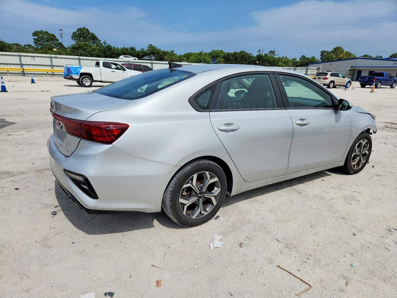 2021 Kia Forte Lxs - Image 3