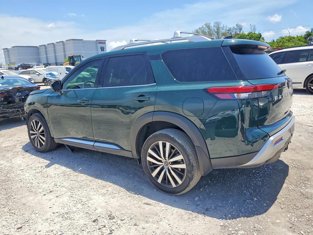 2025 Nissan Pathfinder Platinum - Фото 2