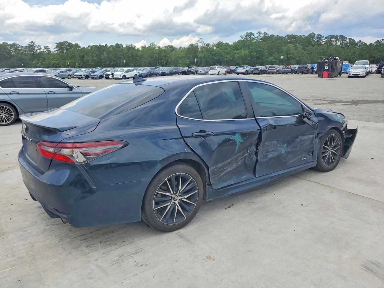 2021 Toyota Camry Se - Image 3